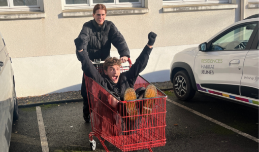 Lomig et Paul-Victor, en Service civique chez éhop, font du covoiturage pour aller faire les courses !